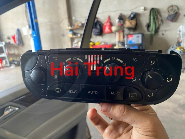 Bảng điều khiển điều hòa Mercedes C200