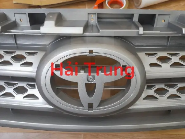 Mặt ca lăng Toyota Fortuner 2010