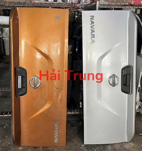Tháo xe cửa thùng, cửa cốp Nissan Navara
