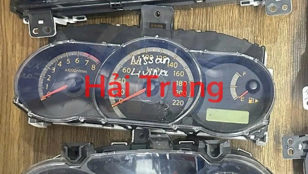 Tháo xe Đồng hồ táp lô Nissan Livina