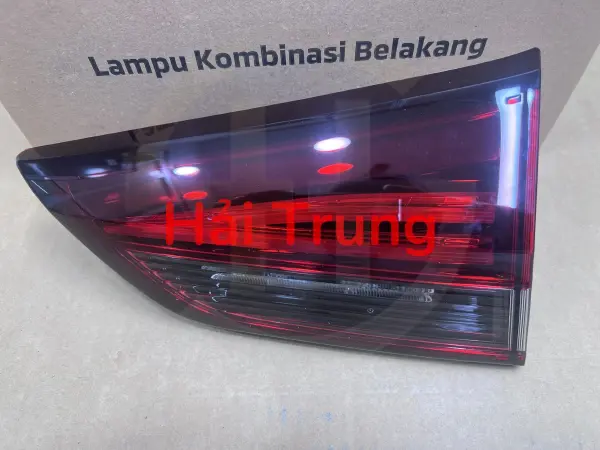 Đèn hậu trong Mitsubishi Xpander 2019-2023 chính hãng 8330B098. 