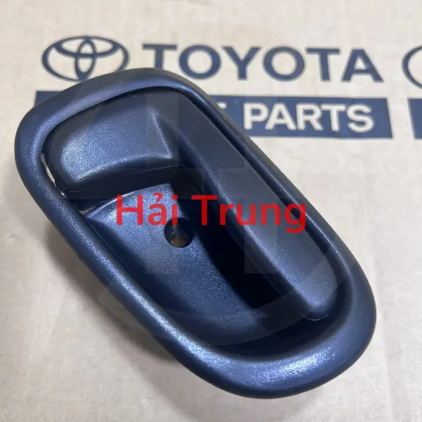 Tay nắm cửa trong Toyota Corolla hàng thường 