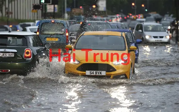 6 nguyên tắc khi lái xe trong thời tiết mưa bão