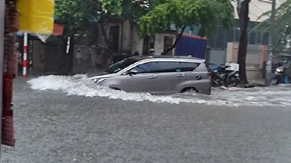 Do thời tiết mưa nhiều dẫn đến ngập đường nếu xe hơi di chuyển qua những khu vực bị ngập sâu sẽ rất dễ bị chết máy