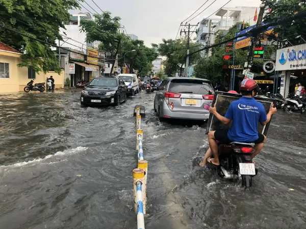 Đi giữa lòng đường giúp tránh được những chỗ nước ngập sâu